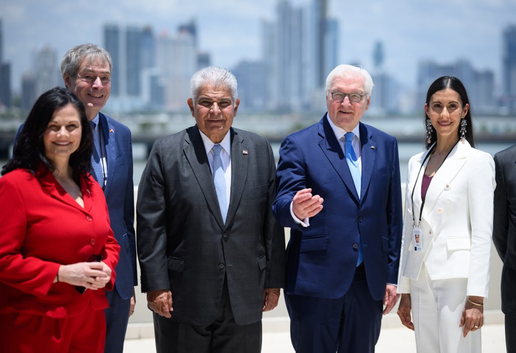 El presidente alemán, Frank-Walter Steinmeier (segundo por la derecha), junto con el presidente de Panamá, José Raúl Mulino Quintero (centro), en la terraza del Palacio de las Garzas tras su reunión. Foto: Bernd von Jutrczenka/dpa Crédito: Bernd von Jutrczenka/dpa