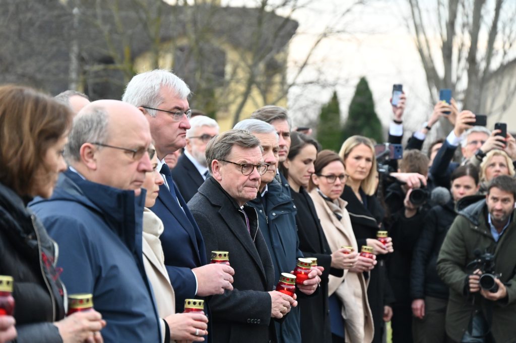 El ministro alemán de Asuntos Exteriores, Johann Wadephul (centro) participa en la conmemoración de las víctimas de la masacre rusa perpetrada en Bucha, en el comienzo de la guerra en Ucrania. Foto: Ansgar Haase/dpa Crédito: Ansgar Haase/dpa