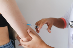 Alerta por peak de virus respiratorios: Minsal reporta alarmante alza en atenciones de urgencia