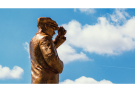De Santiago a Kenia: la obra de Pablo Neruda sumó dos nuevos hitos culturales