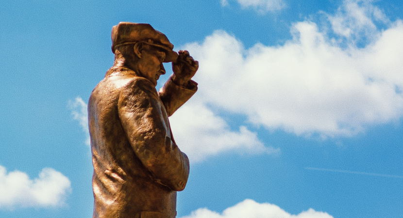 De Santiago a Kenia: la obra de Pablo Neruda sumó dos nuevos hitos culturales