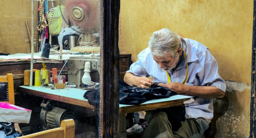 Más adultos mayores que niños: el histórico giro laboral que enfrentará Chile