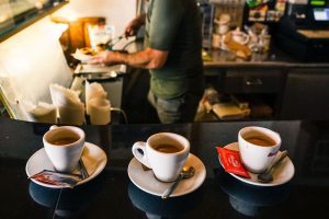 ¿Cuántas tazas de café se pueden tomar al día?: efectos del exceso de cafeína