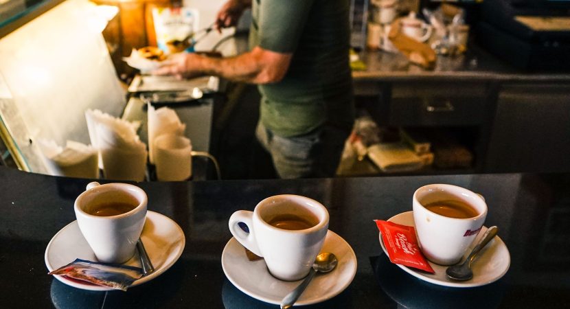 ¿Cuántas tazas de café se pueden tomar al día?: efectos del exceso de cafeína
