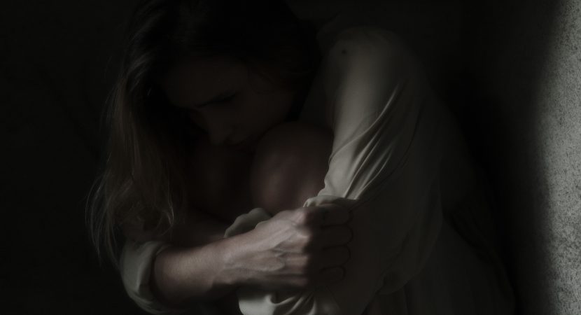 «Primavera gris»: la combinación biológica y social que eleva el riesgo de suicidio en Chile