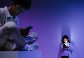 Menos libros y más pantallas: el desplome histórico de la lectura adolescente