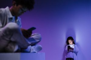 Menos libros y más pantallas: el desplome histórico de la lectura adolescente