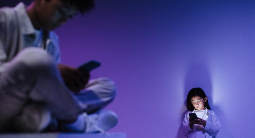 Menos libros y más pantallas: el desplome histórico de la lectura adolescente