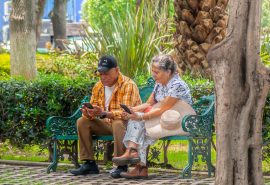 Redes sociales en la tercera edad: entre el combate a la soledad y el deterioro cognitivo