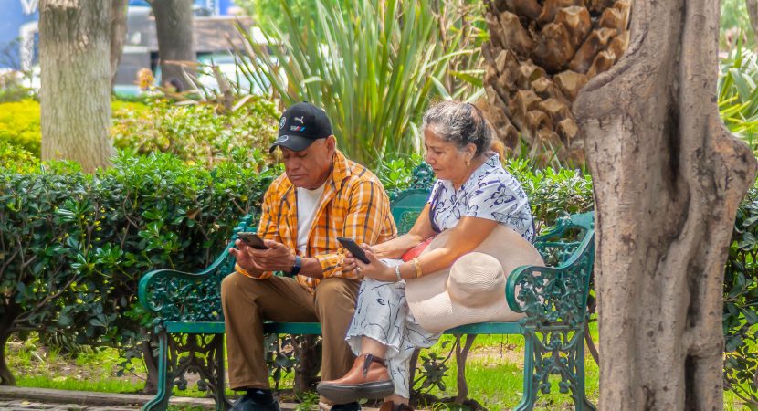 Redes sociales en la tercera edad: entre el combate a la soledad y el deterioro cognitivo